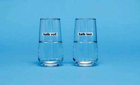 Zwei gleich befüllte Gläser