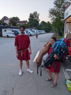 Erschöpfte Crewmitglieder der Danuvina alacris nach ihrer Ankunft in Passau. (Bild: FAU/Alexander Hilverda)