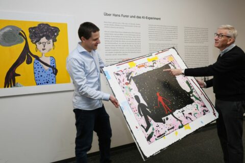 KI-Forscher Bernhard Egger (links) und Künstler Hans Furer betrachten gemeinsam ein Gemälde, das im Rahmen des Projekts entstanden ist