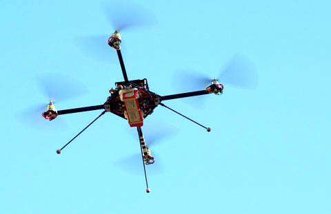 Helikopter-Drohne mit vier Rotoren als Beispiel für "Embedded systems"-Technologie (Bild: FAU)