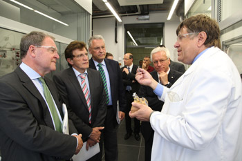 v.l.n.r.: Dr. Wolfgang Heubisch, Georg Winter und Joachim Herrmann im Gespräch mit Prof. Dr. Arlt. Foto: FAU