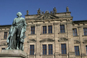 Erlanger Schloss mit Markgrafenstatue (Bild: FAU)