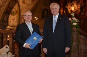 Prof. Dr. Heinz Gerhäuser (li.) und Ministerpräsident Horst Seehofer Horst (Bild: Bayerische Staatskanzlei)