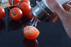 Tomate mit Salz