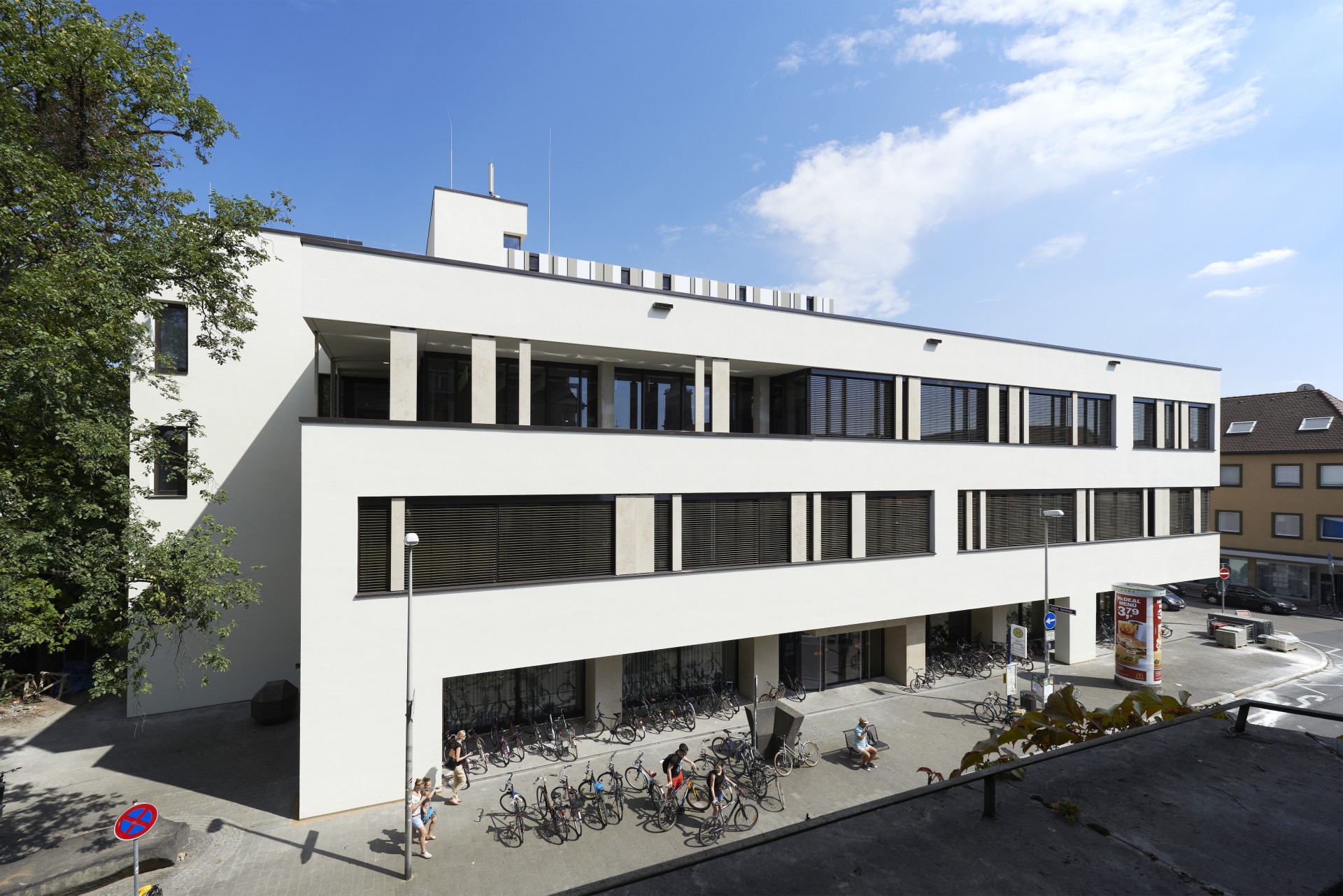Das Hauptgebäude der Universitätsbibliothek der FAU in Erlangen (Bild: FAU/David Harfiel)