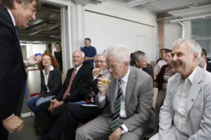 Ministerpräsident Winfried Kretschmann informiert sich im Energie Campus Nürnberg über die Möglichkeiten der Energiespeicherung mittels energietragender Stoffe.