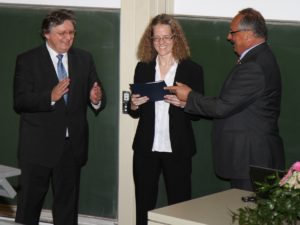 Prof. Dr. Jürgen Schüttler (links) und Prof. Dr. Bernhard Fleckenstein (ganz rechts) bei der Übergabe des Preises an Dr. Anke Bill. (Bild: Ingmar Henz, FAU)