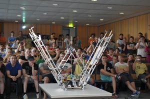 Der Roboter des Lehrstuhls für Sensorik überbrückte die stattliche Weite von 115 Zentimetern. Bild: FAU