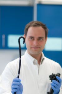 Mit den neuesten biegbaren Endoskopen erkennt Prof. Dr. Helmut Neumann auch Polypen und Karzinome, die hinter den Darmfalten liegen. Foto: Uni-Klinikum Erlangen