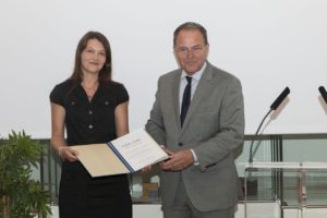 Marion Bartesch bei der Preisverleihung durch Bayerns Wissenschaftsminister Wolfgang Heubisch (Bild: Christin Büttner, HAW München)