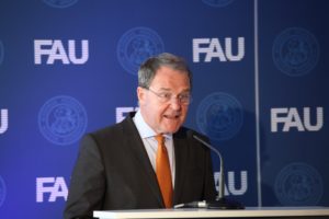 Dr. Wolfgang Heubisch, Bayerischer Staatsminister für Wissenschaft, Forschung und Kunst (Bild: FAU/Georg Pöhlein)