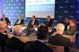 An der Podiumsdiskussion zum Thema erneuerbare Energien nahmen teil (v.l.): Thomas Frederking, Kaufmännischer Geschäftsführer des Helmholtz-Zentrums Berlin, Prof. Dr. Jürgen Mlynek, Präsident der Helmholtz-Gemeinschaft, Prof. Dr. Harald Bolt, Mitglied des Vorstands des Forschungszentrums Jülich, Prof. Dr. Rolf Hellinger, Head of Technology Field Energy Conversion der Siemens AG, Prof. Dr. Peter Wasserscheid, Inhaber des Lehrstuhls für Chemische Reaktionstechnik sowie Moderator Prof. Dr. Wolfgang Peukert, Koordinator des Exzellenzclusters „Engineering of Advanced Materials“ (EAM). (Bild: FAU/Georg Pöhlein)