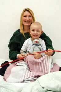 Elias und seine Mutter haben während ihrer Zeit auf der KMT-Station die Katheterstöpsel von allen Blutentnahmen gesammelt und daraus eine „Schlange“ gebastelt. (Bild: Uni-Klinikum Erlangen)