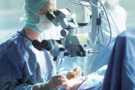 Prof. Dr. Friedrich E. Kruse, Direktor der Augenklinik des Uni- Klinikums Erlangen, zählt zu den erfahrenen Chirurgen, die DMEK-Hornhauttransplantationen durchführen können. (Bild: UK Erlangen)