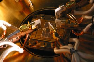 Am Lehrstuhl für Angewandte Physik untersuchen die Wissenschaftler die elektrischen Eigenschaften von Siliziumkarbid. Bild: FAU