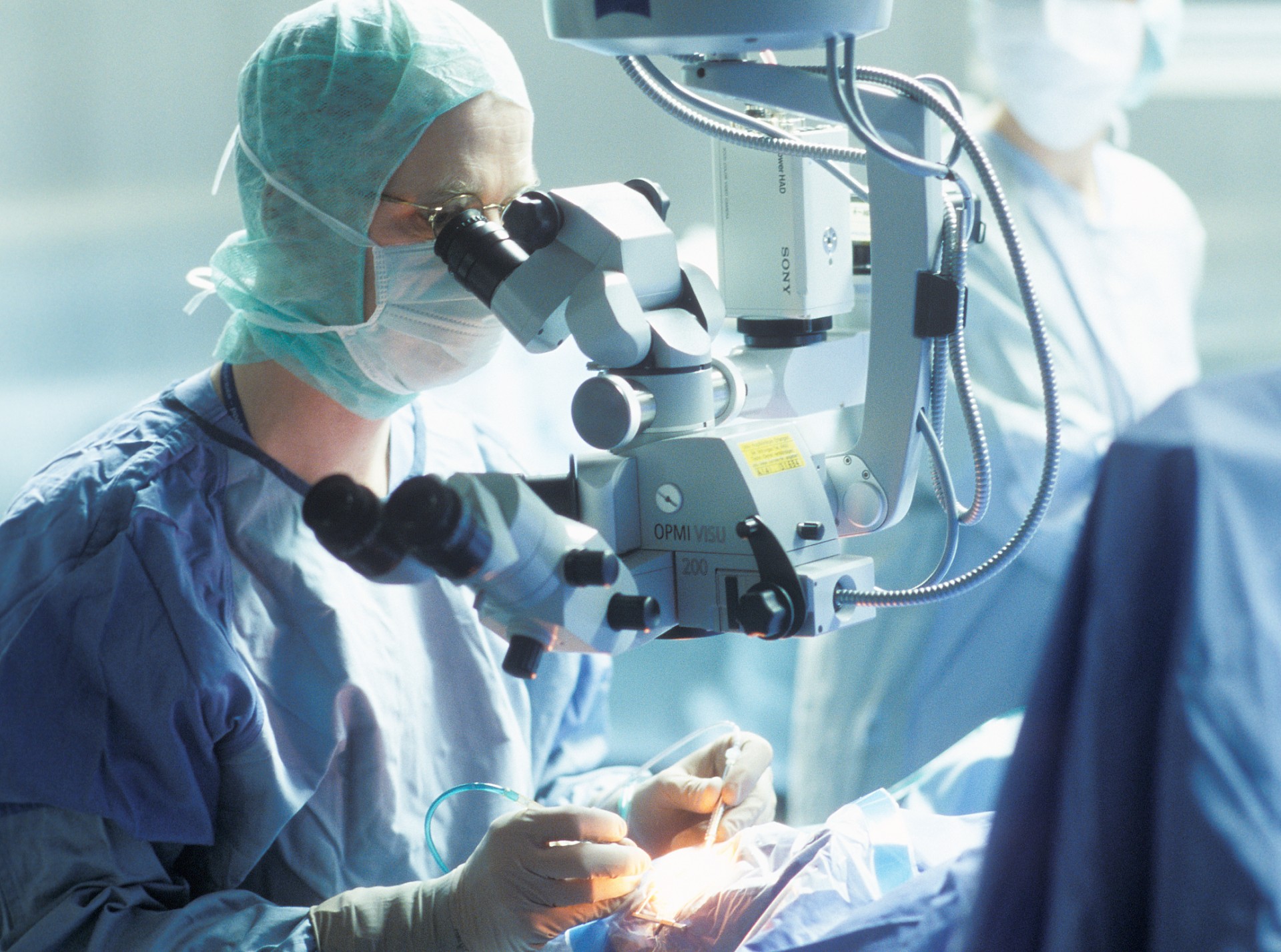 Prof. Dr. Friedrich E. Kruse, Direktor der Augenklinik des Uni- Klinikums Erlangen, zählt zu den erfahrenen Chirurgen, die DMEK-Hornhauttransplantationen durchführen können. (Bild: UK Erlangen)