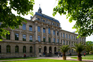 Kollegienhaus (Blick aus dem Schlossgarten) (Bild: FAU/Erich Malter)