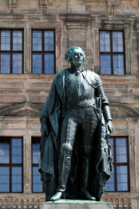 Markgraf-Statue, im Hintergrund das Erlanger Schloss