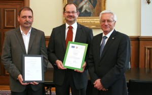 Von links nach rechts: Prof. Dr. Andreas Burkovski, Studiendekan Biologie, Prof. Dr. Jürgen Schatz, Studiendekanat Chemie, FAU-Präsident Prof. Dr. Karl-Dieter Grüske. (Bild: FAU).