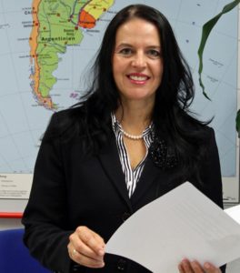Dr. Irma de Melo unterstützt als Geschäftsführerin von BAYLAT bayerische Institutionen dabei, langfristige Kontakte in Lateinamerika zu knüpfen. (Bild: FAU/Georg Pöhlein)