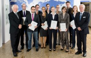 Von links nach rechts: Dieter Schoch, Dr. Christian Sommer, Dr. Stefan Wildermann, Dr. Christian W. Müller, Dr. Jessica Delilah Pflüger, Dr. Natalie Monika Krentz, Dr. Cornelia Steinmann, Lisa Ott, Dr. Martina Julia Eschelbach, Dr. René Wölfel, Dr. Renate Inge Penßel, FAU-Präsident Prof. Dr. Karl-Dieter Grüske. (Bild: Staedtler Stiftung)