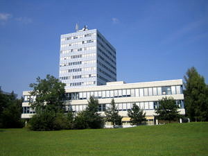 Rechenzentrum und Informatik-Hochhaus am Südgelände der FAU (Bild: FAU)