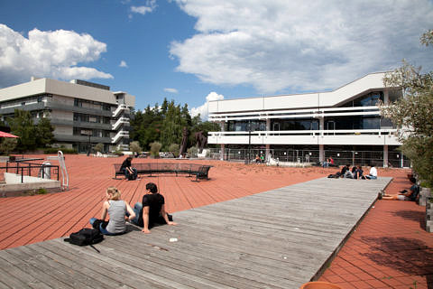 Der sogenannte “Rote Platz” am Südgelände der FAU (Bild: FAU/Erich Malter)