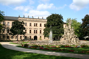 Schloss (Blick aus dem Schlossgarten) (Bild: FAU/Georg Pöhlein)