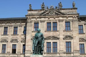 Erlanger Schloss mit Statue im Vordergrund