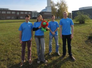 Das FAU-Team (v.l.n.r.): Tobias Netter, Raphaela Prach, Benjamin Mockenhaupt und Philipp Neuner mit ESA-Maskottchen Paxi vor dem Bremer Fallturm. 