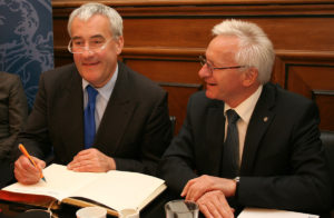 Wissenschaftsminister Dr. Ludwig Spaenle (links) und FAU-Präsident Prof. Dr. Karl-Dieter Grüske beim Eintrag ins Goldene Buch. (Bild: FAU)