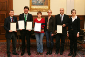 Erhielten ihre Akkreditierungsurkunden durch die FAU-Vizepräsidentin für Lehre, Prof. Dr. Antje Kley: Prof. Dr. Johann Jäger, Prof. Dr. Joachim Hornegger, Prof. Dr. Jana Zaumseil, Prof. Dr. Antje Kley, Prof. Dr. Michael Wensing, Dr. Sonja Gebhard (von links). 