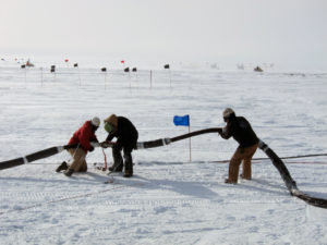 Aufgrund des extremen Klimas am Südpol konnten die Löcher für IceCube ausschließlich im antarktischen Sommer zwischen November und Februar gebohrt werden. Insgesamt dauerte es von 2004 bis 2010 bis das Teleskop im ewigen Eis fertiggestellt war. (Bild: Chad Carpenter, IceCube/NSF)