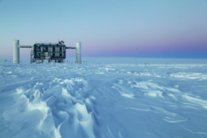 In den IceCube-Laboren an der Amundsen-Scott-Südpolstation sammeln und filtern Computer die Daten des Teleskops. Lediglich für die Physiker interessante Ereignisse werden an die Universität von Wisconsin in Madison geschickt, die sie dann allen IceCube-Forschern zur Verfügung stellt. IceCube wurde jetzt von Physics World zum Durchbruch des Jahres in der Physik gekürt. (Bild: Sven Lidstrom, IceCube/NSF)