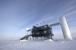 In den IceCube-Laboren an der Amundsen-Scott-Südpolstation sammeln und filtern Computer die Daten des Teleskops. Lediglich für die Physiker interessante Ereignisse werden an die Universität von Wisconsin in Madison, USA, geschickt, die sie dann allen IceCube-Forschern zur Verfügung stellt. IceCube wurde jetzt von Physics World zum Durchbruch des Jahres in der Physik gekürt. (Bild: Felipe Pedreros, IceCube/NSF)