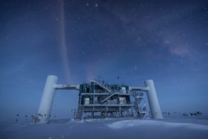 In den IceCube-Laboren an der Amundsen-Scott-Südpolstation sammeln und filtern Computer die Daten des Teleskops. Lediglich für die Physiker interessante Ereignisse werden an die Universität von Wisconsin in Madison, USA, geschickt, die sie dann allen IceCube-Forschern zur Verfügung stellt. IceCube wurde jetzt von Physics World zum Durchbruch des Jahres in der Physik gekürt. (Bild: Felipe Pedreros, IceCube/NSF)