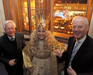 FAU-Präsident Prof. Dr. Karl-Dieter Grüske mit dem Nürnberger Christkind und Oberbürgermeister Dr. Siegfried Balleis. (Bild: Georg Pöhlein/FAU)