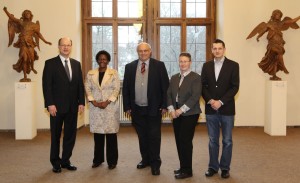 FAU-Vizepräsident für Internationale Angelegenheiten, Prof. Dr. Christoph Korbmacher, begrüßte die Vizepräsidentin der Nelson Mandela Metropolitan University, Prof. Thoko Mayekiso, sowie Dr. Nico Jooste, Direktor des Büros für Internationale Angelegenheiten der NNMU, und Prof. Dr. Alexander Brem, FAU-Juniorprofessor für Ideen- und Innovationsmanagement, im Erlanger Schloss. (Bild: Georg Pöhlein)