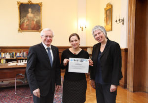 Übergabe des symbolischen Spendenbelegs: FAU-Präsident Karl-Dieter Grüske, Bettina Heim und Prof. Dr. Heike Paul (Bild: Georg Pöhlein)