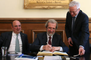 Der italienische Botschafter Elio Menzione (M.) sowie der italienische Generalkonsul Filippo Scammacca del Murgo (l.) statteten der FAU und Präsident Prof. Dr. Karl-Dieter Grüske einen Besuch ab und trugen sich in das Goldene Buch ein. (Foto: FAU)