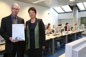 Jutta Schirmer-Roggenhofer, Leiterin des DATEV-Informationszentrums in Nürnberg, überreicht Prof. Dr. Wolfram Scheffler, Inhaber des FAU-Lehrstuhls Betriebswirtschaft, insbesondere Steuerlehre die Urkunde "Best Practice Education". (Bild: DATEV eG/Kurt Fuchs)