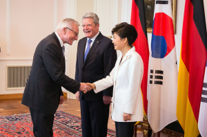 FAU-Präsident Prof. Dr. Karl-Dieter Grüske zu Gast beim Bundespräsident Joachim Gauck anlässlich des Staatsbesuchs der Präsidentin der Republik Korea, Park Geun-hye. (Bild: Steffen Kugler/Bundespresseamt)