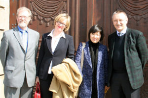 FAU-Kanzler Thomas A.H. Schöck (rechts) empfing Eunjeong Park vom südkoreanischen Ministerium für Handel, Industrie und Energie im Erlanger Schloss. Mit dabei: Prof. Dr. Rainer Buchholz, wissenschaftlicher Leiter des Campus Busan, und Dr. Sybille Reichert. (Foto: FAU) 