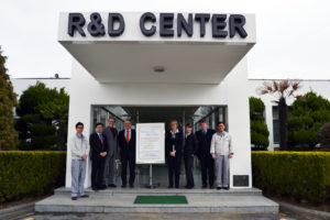 Seong-Lae Cho, Keun-Sung You (links im Bild) und Dennis Y. Lee (rechts), Leiter des Forschungs- und Entwicklungszentrums, hießen die FAU-Delegation – Prof. Dr. Rainer Buchholz, wissenschaftlicher Leiter des Campus Busan, Thomas A.H. Schöck, Kanzler der FAU, Dr. Sybille Reichert, Doris Kühlers, Prof. Dr.-Ing. Andreas Paul Fröba, Studiendekan der Technischen Fakultät, (v.l.n.r) – in der koreanischen Schaeffl er-Niederlassung willkommen. (Bild: Marc Williams)