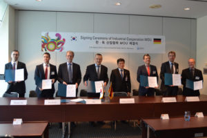 Dr. Bernd Malkowski, Bayerisches Zentrum für Angewandte Energieforschung, Dr. Florian Dufner, Krones AG, Prof. Dr. Rainer Buchholz, wissenschaftlicher Leiter des Campus Busan, Thomas A.H. Schöck, FAU-Kanzler und Busan-CEO, Sang-Jick Yoon, südkoreanischer Minister für Handel, Industrie und Energie, Dr. Juerg Mayer, LTS Lohmann Therapie-Systeme AG, Dr. Martin Geyer, Leibniz-Institute for Agricultural Engineering Potsdam-Bornim und Dr. Victor Fuessler, TWT GmbH, (v.l.n.r.) haben gemeinsam die Memoranda of Understanding unterzeichnet.