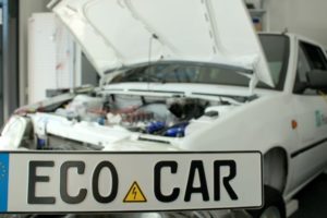 Dass EcoCar ist fertig! Den Beweis liefern die Studierenden des Projekts am Eventtag "Inside EcoCar". (Bild: Projektteam EcoCar)