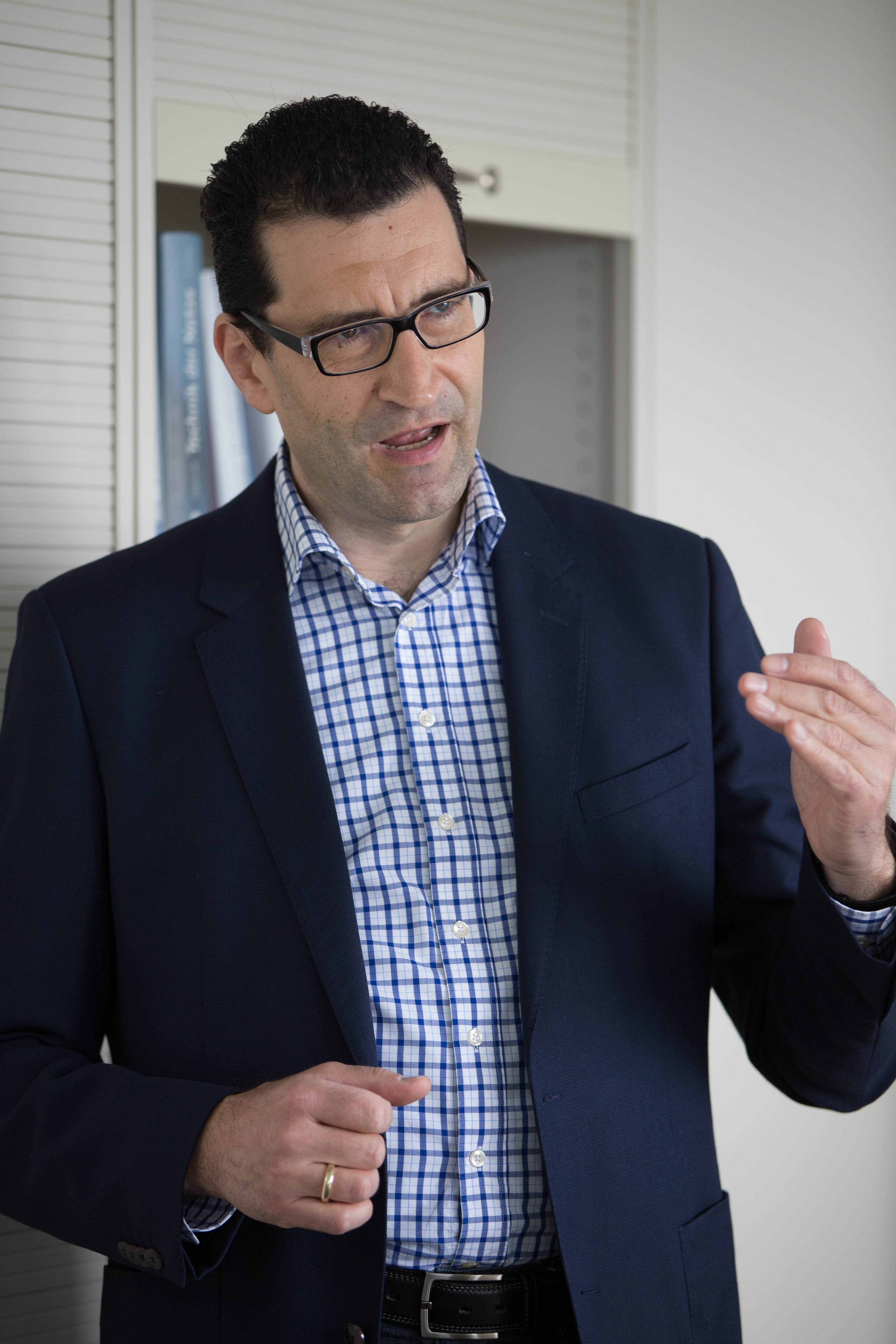 Prof. Dr. Reinhard German untersucht den Wandel der Energieversorgung mit Hilfe komplexer Simulationsmodelle. (Bild: FAU/Erich Malter)