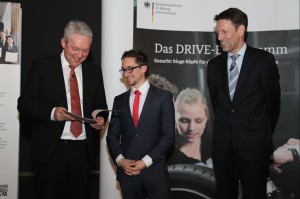 Marcus Koschmieder erhält den Studienpreis von Prof. Dr. Dr. Alexander Verl (links) und Dr. Georg Schütte (rechts). (Bild: Stephan Rauh/BMBF)
