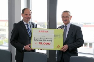 AREVA-Standortleiter Wolfgang Däuwel überreichte den Spendenscheck an FAU-Kanzler Thomas A.H. Schöck. (Bild: FAU/Georg Pöhlein)