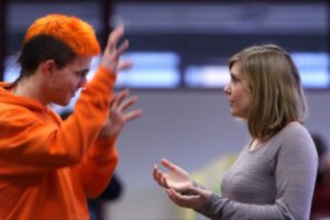 Zwei Studierende führen durch den Kurzfilm über die FAU: Der eine studiert in Erlangen, die andere in Nürnberg – beide an der FAU. (Bild: BR)